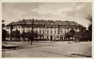 Komárom huszárlaktanya / cavalry barracks