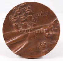 Ligeti Erika (1934-2004): Április. Bronz plakett, jelzett, d: 9cm