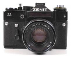 Zenit 11 fényképezőgép Helios-44M-4 f2/58 objektívvel, eredeti tokjában (a zársebesség-állító törött) /  Zenit 11 photo camera with Helios-44M-4 f2/58 lens, in original box (shutter speed button damaged)