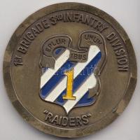 Amerikai Egyesült Államok ~1980. Amerikai Hadsereg "1. Dandár 3. Gyalogos Hadosztály - 'Fosztogatók' / Schweinfurt" Br hadiérem (41mm) T:2 USA ~1980. US Army "1st Brigade 3rd Infantry Division - 'Raiders' / Schweinfurt" Br challange coin (41mm) C:XF