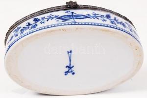 Német ékszertartó dobozka ón szegéllyel, jelzett, hibátlan, máz alatti festéssel, 12×7 cm
