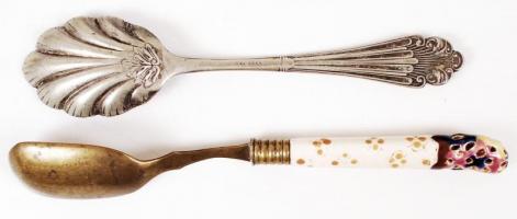 Réz kanál festett porcelán nyéllel és egy alpakka fagylaltos kanál, h:17 és 15 cm