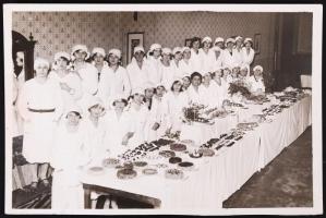 1930 Eiser fotó: Katolikus háziasszonyok tanfolyamának záróvizsgája, hátoldalán kézírással, dátummal, pecséttel, 12x18 cm.
