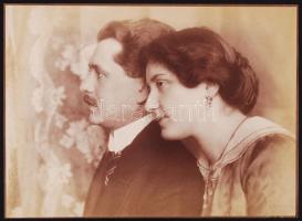 cca 1910-1920 Máté Olga (1878-1961): Fiatal pár. Vintage fotó hidegpecséttel jelezve, papírra ragasztva, 16x22 cm.