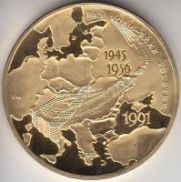 Fritz Mihály (1947-) 1991. "Szovjet csapatok kivonása / KONYEC" aranyozott emlékérem (42,5mm) T:PP