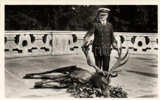 Horthy Miklós az általa lelőtt szarvasbikával