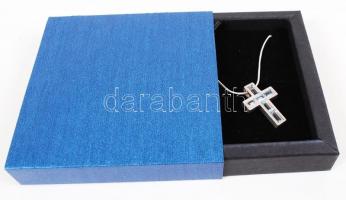 Ezüst (Ag.) függő, ezüst nyakláncon, kereszt forma topáz berakással, bruttó:17 g