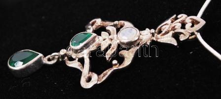 Ezüst (Ag.) függő, ezüst nyakláncon, áttört násfa forma szintetikus smaragd díszítéssel, bruttó: 10g