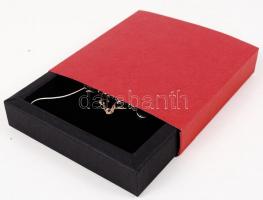 Ezüst (Ag.) függő, ezüst nyakláncon, áttört násfa forma szintetikus smaragd díszítéssel, bruttó: 10g