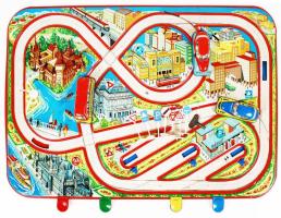 Cca 1960 Festett fémlemez autós gyerekjáték, 3 db felhúzhatós kisautóval, kulccsal, műanyag jelző táblákkal, 50×35 cm