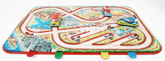 Cca 1960 Festett fémlemez autós gyerekjáték, 3 db felhúzhatós kisautóval, kulccsal, műanyag jelző tá...