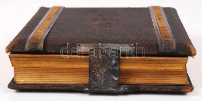 cca 1890 Régi, használt fényképalbum 42 db vizitkártya méretű kép részére, réz csattal, a közepén em...