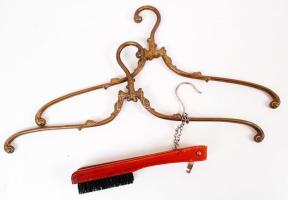 2 db díszített fém vállfa és egy kinyitható ruhakefe