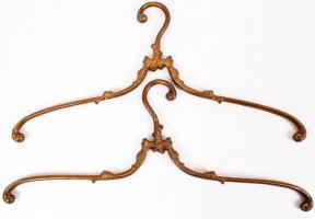2 db díszített fém vállfa és egy kinyitható ruhakefe