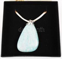 Nefrit függő, kapcsos függesztővel, díszdobozban / Nefrite pendant 5 cm