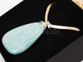 Nefrit függő, kapcsos függesztővel, díszdobozban / Nefrite pendant 5 cm