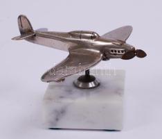 Második Világháborús fém vadászgép makett, márvány talapzaton, 10×10 cm, m:7 cm