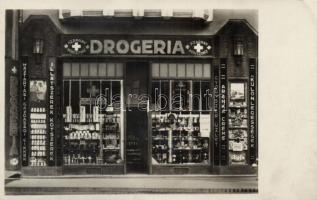 Kecskemét, Mintsek Géza drogériája az Arany kereszthez, Szabadság tér 3.