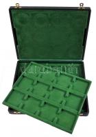 Éremtartó kazetta zöld színben 1 kivehető tálcával, összesen 24 férőhellyel, jó állapotban!