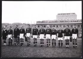 1956 Az Aranycsapatról készült eredeti fotó a Magyarország Jugoszlávia mérkőzés előtt a Népstadionban 12x18 cm