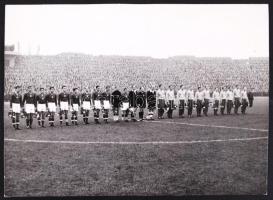 1955 Az Aranycsapatról készült eredeti fotó a Magyarország-Svédország mérkőzés előtt a Népstadionban 12x18 cm