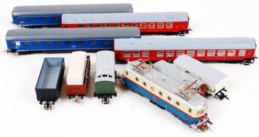 Cca 1975 TT vasút modell és sín tétel: 60 db sín, 4 db váltó, 9 db kocsi, 1 db mozdony