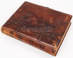 cca 1890 Családi fotóalbum 83 db családi és portréfotóval bőr kötésben, aranyozott lapszélekkel, 120...