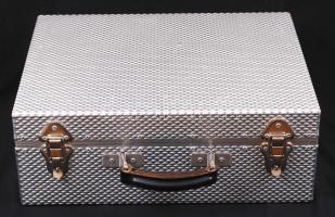 Nagyméretű, alig használt fém bőrönd vállpánttal / Metal bagage 50x40x18 cm