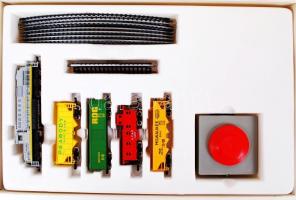 N scale villanyvasút modell mozdony és kocsik, sínekkel eredeti dobozában, jó állapotban / Modell tr...