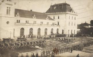 Temesvár, Józsefváros, vasútállomás, katonai felvonulás / railway station, military parade, photo