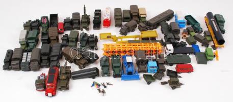 Műanyag retró katonai járművek, főleg kamionok, néhány sérült, több mint 30 db