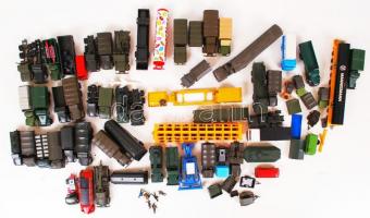 Műanyag retró katonai járművek, főleg kamionok, néhány sérült, több mint 30 db