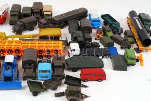 Műanyag retró katonai járművek, főleg kamionok, néhány sérült, több mint 30 db