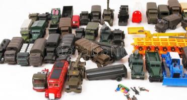 Műanyag retró katonai járművek, főleg kamionok, néhány sérült, több mint 30 db