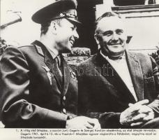 1961-1980 A szovjet űrrepülés története 23 db 18x24 cm-es fényképen elmesélve, az eredetileg 25 db-os sorozatból a 12. és a 21. kép hiányzik, minden fotó feliratozva