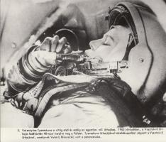 1961-1980 A szovjet űrrepülés története 23 db 18x24 cm-es fényképen elmesélve, az eredetileg 25 db-o...