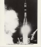 1961-1980 A szovjet űrrepülés története 23 db 18x24 cm-es fényképen elmesélve, az eredetileg 25 db-o...