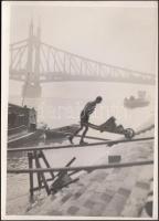 Cca 1930-1940 Szociofotó, az uszály kirakodása, 17x12 cm