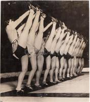 Cca 1920-1930 Kán kán táncosok válogatásán, sajtófotó a Pesti Napló archívumából, 19x17 cm