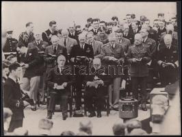Cca 1940-1945 Eisenhower és Churchill találkozója és közös imája, sajtófotó, 17x22 cm