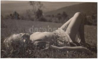 Cca 1935-1940 Dr. Csörgeő Tibor: Erotikus modellfotó, jelzetlen, a szerző hagyatékából, felületén szárítás közbeni homokszem nyomok, 10x17 cm