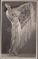 Cca 1935-1940 Dr. Csörgeő Tibor: Műtermi modellfotó, aláírva, felületén szárítás közbeni homokszem nyomok, levlap méretben