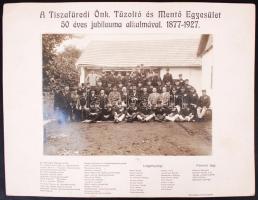 1927 Schwartz: A tiszafüredi Önkéntes Tűzoltó és Mentő Egyesület 50 éves jubileuma alkalmával 1877-1927 készült csoportkép, fotóméret 5x22 cm, karton 25x32 cm, feltüntetve a képen szereplők nevét, beosztását