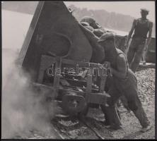 Cca 1930-1935 Kinszki Imre (1901-1945): Kőbányában, vintage alkotás, szerzői pecséttel, 11x13 cm