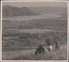 Cca 1930-1935 Kinszki Imre (1901-1945): A Duna kanyarulata, a Kismaros feletti Gál-hegyről fényképezve, vintage alkotás,  szerzői pecséttel, 18x19 cm
