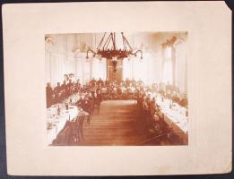 1905 Csoportkép a boldog békeidők egyik társasági eseményéről, katonatisztek közös ebédjéről, fotóméret 16x20 cm, karton 25x33 cm