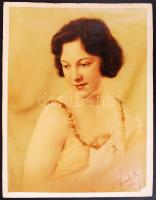 1930 Perczel M.: Női portré nyaklánccal, nemes eljárással készült fotóművészeti alkotás, aláírva, a kép sarka hiányzik, 30x22 cm, artonra ragasztva