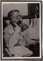 Cca 1940-1944 A háborús körülményekre készülve, polgári védelem, ügyintézés telefonon és gázálarcban, 17x12 cm