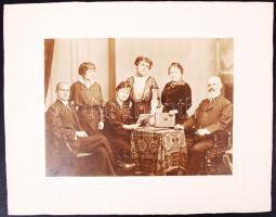 Cca 1900-1920 Kuzmann G. és Tsa (Debrecen): Egy nagy múltú debreceni család csoportképe, hátul feliratozva kiket ábrázol, fotóméret 16x22 cm, karton 25x32