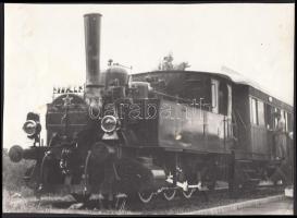 Cca 1950-1960 Mozdony végállomáson, 16x22 cm